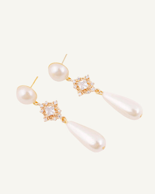 Royal earrings in white