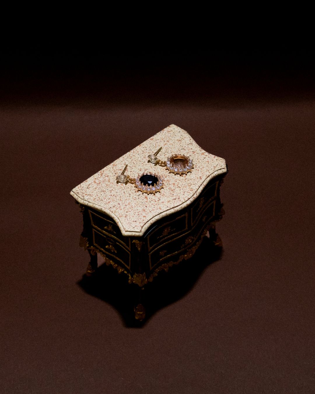 Royal earrings, beige