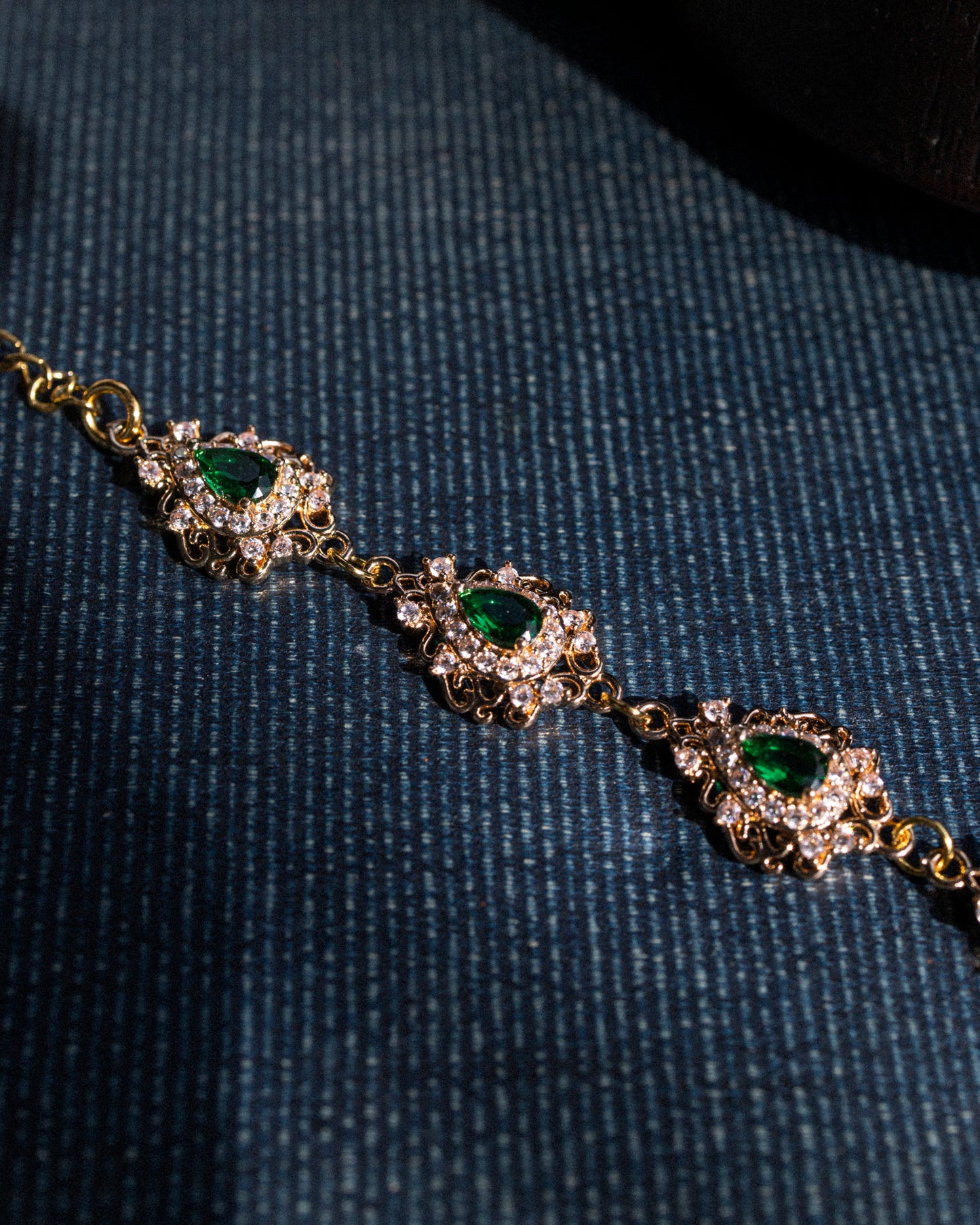 Royal bracelet with green zircons