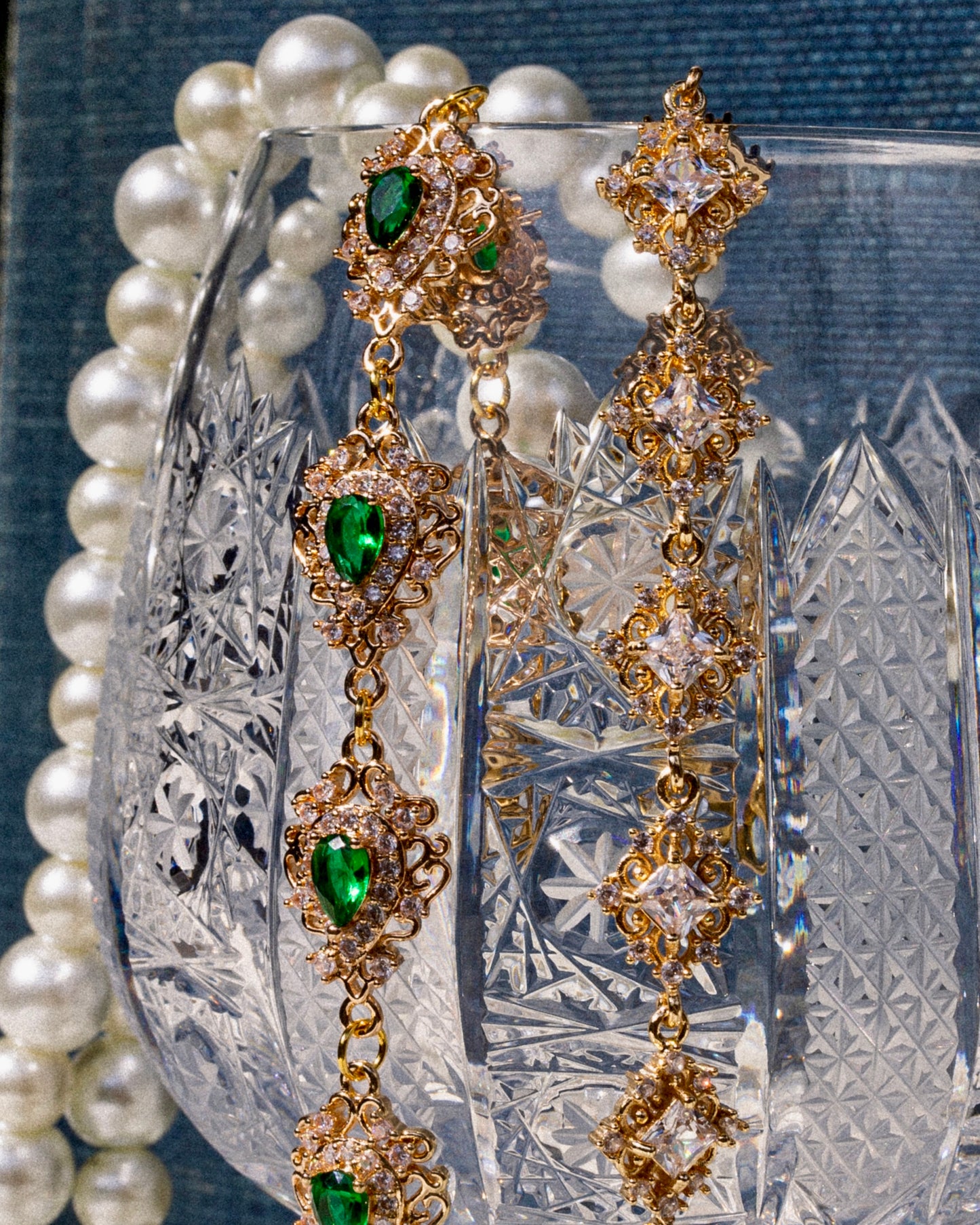 Royal bracelet with green zircons